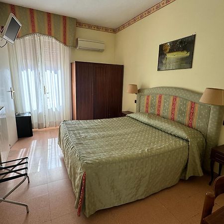 Hotel Ely Viareggio Esterno foto